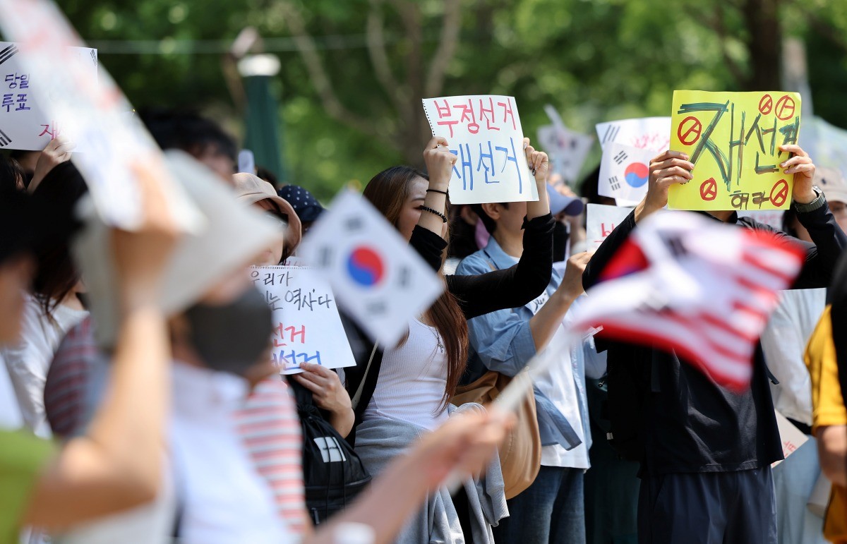 제9회 전국동시지방선거 투표용지 부족 사태에 반발한 시민들이 지난 9일 서울 송파구 올림픽공원 핸드볼경기장에 설치된 개표소 앞에서 재선거를 촉구하며 구호를 외치고 있다. / 뉴스1