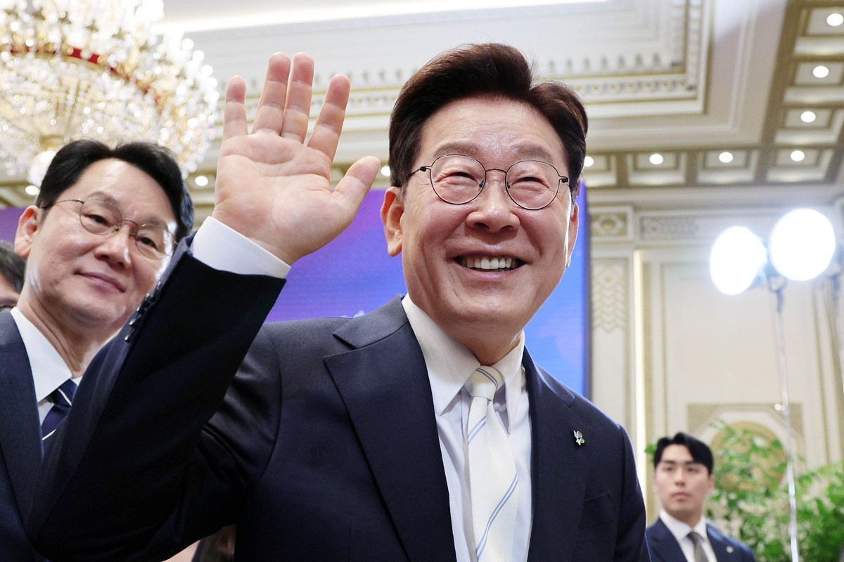 이재명 대통령이 지난 8일 청와대 영빈관에서 취임 1주년 기자회견을 마친 뒤 참석자들에게 인사하고 있다. 자료 사진. 이 대통령은 한국은행의 올해 1분기 국민소득 통계 발표를 직접 소개했다. 그러면서 '대한민국 경제의 도약이 국민 모두의 성장으로 이어지도록 최선을 다하겠다'라고 밝혔다. 이 대통령은 지난 9일 페이스북에 올린 글에서 '국민들의 실질 구매력을 보여주는 실질 GNI(국민총소득) 성장률이 1분기에 전기 대비 9.2%를 기록했다. 1960년 이 통계를 만들기 시작한 이후 사상 최고치'라며 이렇게 강조했다. / 연합뉴스
