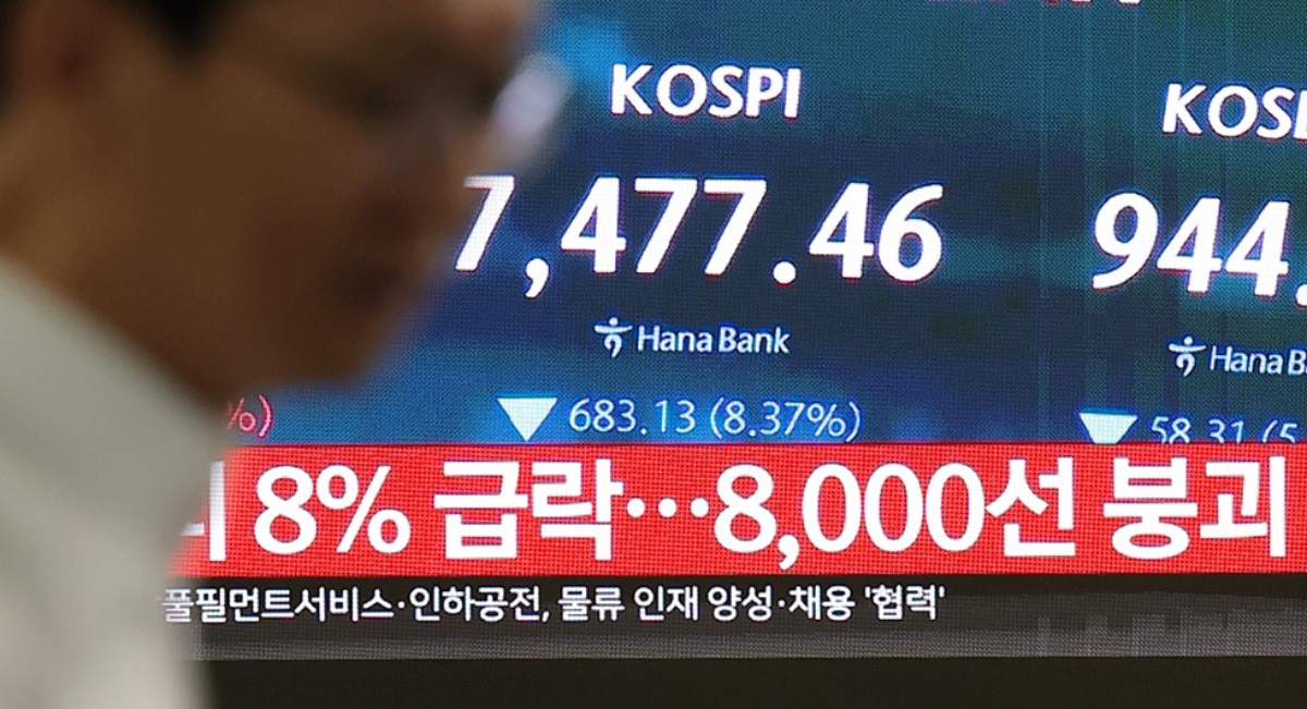 코스피 지수가 하락 출발한 지난 8일 서울 중구 하나은행 딜링룸 전광판에 장초반 시황이 나타나고 있다. 이날 코스피는 개장과 함께 8% 폭락해 8000선이 붕괴되며 서킷 브레이커가 발동됐다. / 뉴스1