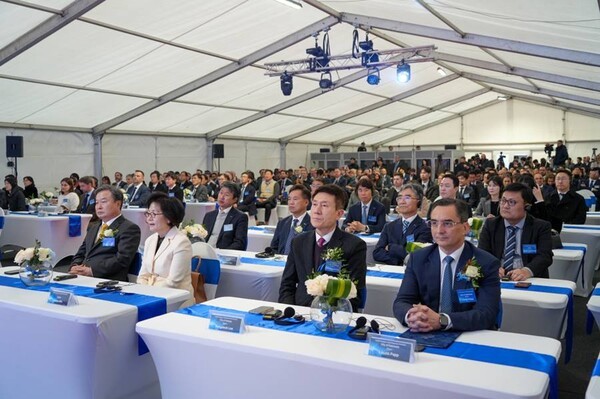 지난 2025년 11월 헝가리 데브레첸에서 열린 에코프로 헝가리 양극재 공장 준공식에 참석한 이강덕 포항시장/포항시
