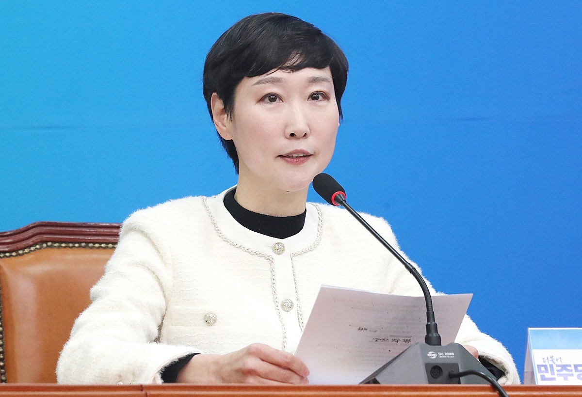 이지은 더불어민주당 대변인 모습. 기사 이해를 돕기 위한 자료 사진. 경찰 출신인 이지은 대변인이 유튜브 방송에 출연해 이재명 대통령을 윤석열 전 대통령에 빗대 발언한 것으로 전해졌다. 이 대변인은 지난 9일 밤 유튜브 채널 '박시영TV'에 출연했다. 이 대변인은 이 자리에서 '저는 윤석열 때부터 정치를 했다'라며 '우리가 윤석열을 보면서 윤석열이 누구 찍어서 당 대표를 시키고 엄청 욕을 했는데 (이재명) 대통령이 지금 이걸 하시는 건가, 설마 하는 생각이 들었다'라고 말했다. / 뉴스1