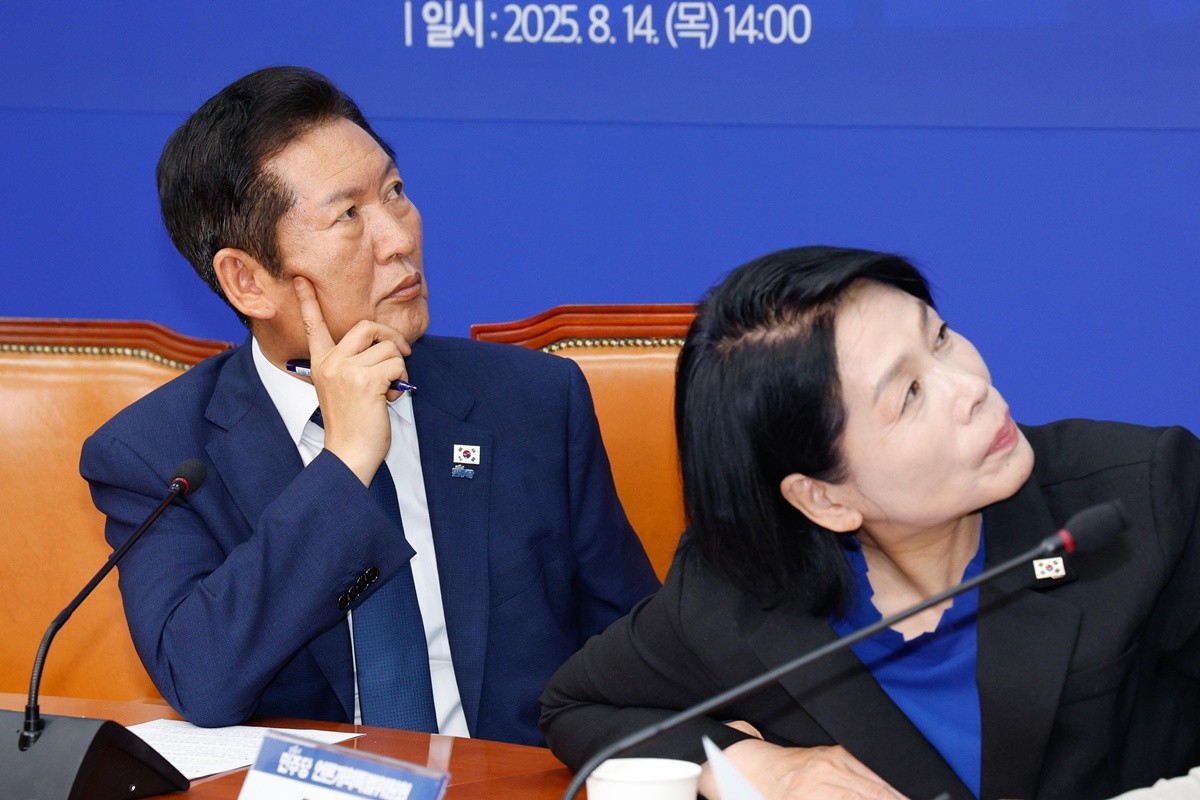 정청래 더불어민주당 대표(왼쪽)와 최민희 더불어민주당 의원. / 뉴스1