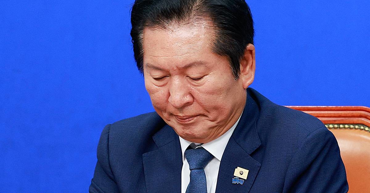 정청래 더불어민주당 대표가 10일 오전 서울 여의도 국회에서 열린 최고위원회의에 참석해 원내대표 발언을 듣고 있다 / 뉴스1