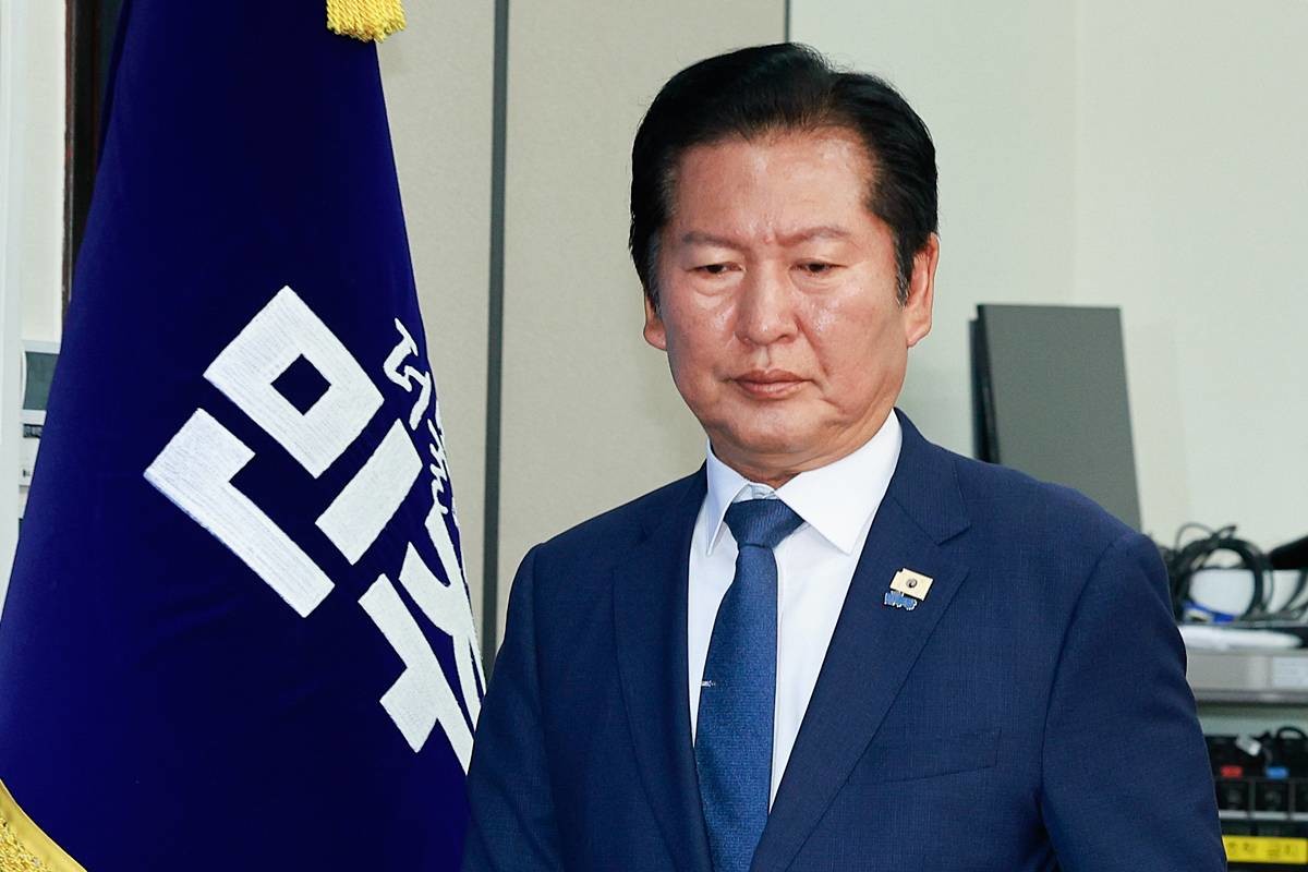 정청래 더불어민주당 대표가 10일 오전 서울 여의도 국회에서 열린 최고위원회의에 입장하고 있다 / 뉴스1