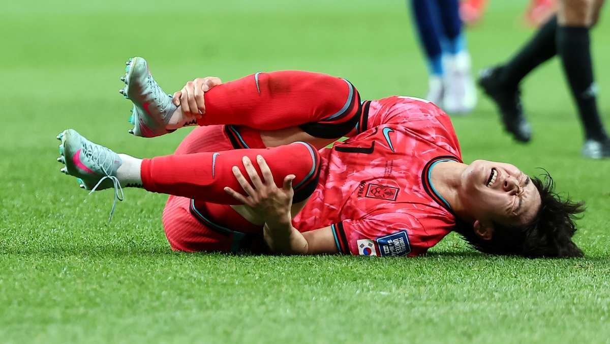 지난해 서울 마포구 상암동 서울월드컵경기장에서 열린 2026 국제축구연맹(FIFA) 북중미 월드컵 아시아 3차 예선 B조 10차전 대한민국과 쿠웨이트의 경기, 대한민국 배준호가 태클에 넘어져 고통스러워하고 있다. / 뉴스1