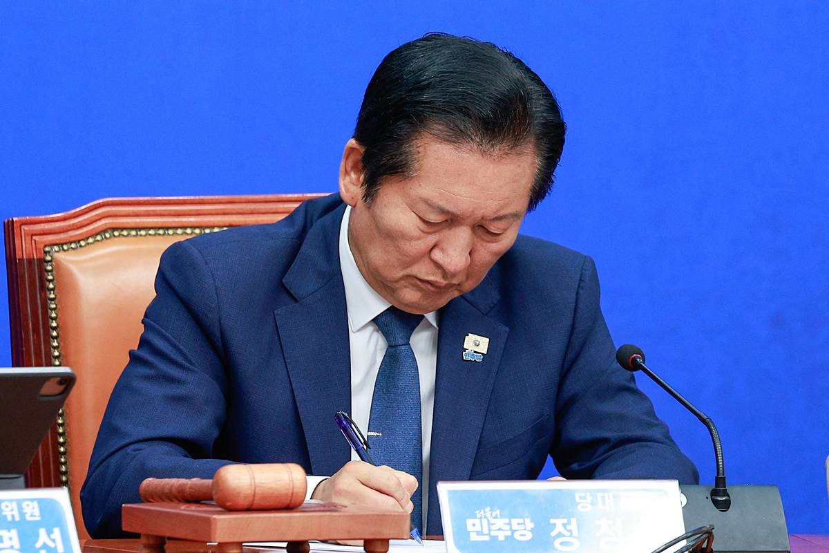 정청래 더불어민주당 대표가 10일 오전 서울 여의도 국회에서 열린 최고위원회의에 참석해 발언을 메모하고 있다 / 뉴스1