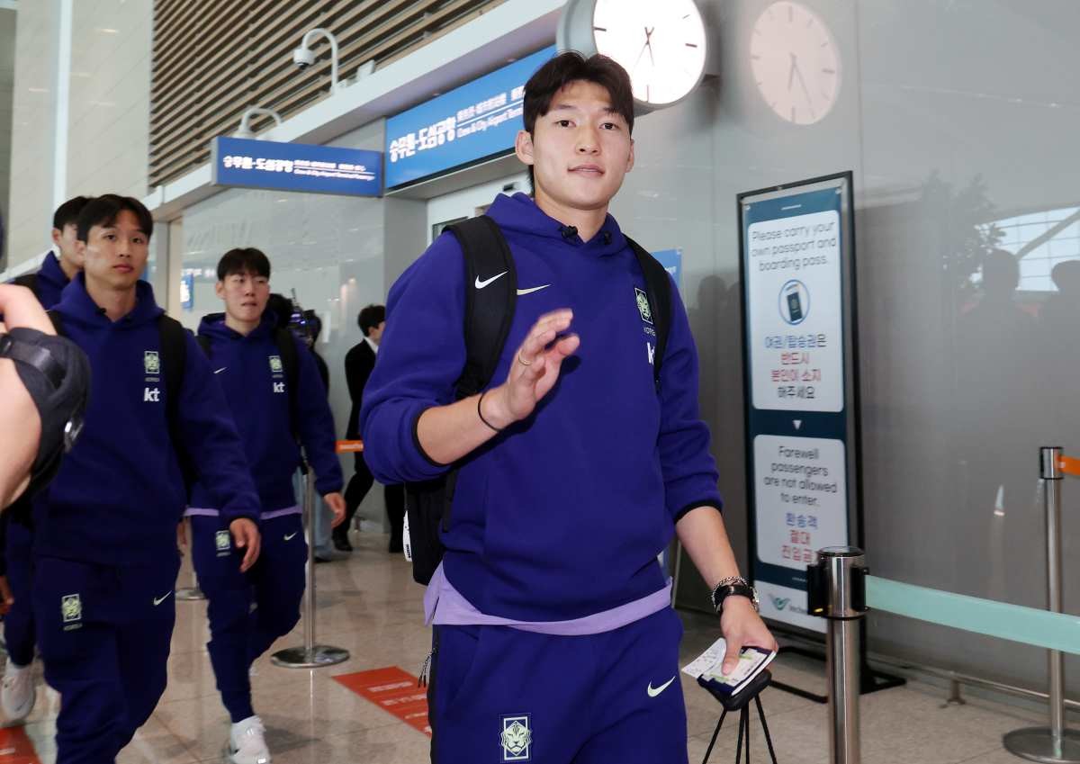 2026 FIFA 북중미 월드컵에 나서는 대한민국 축구 국가대표팀의 배준호가 지난달 인천국제공항 제2터미널에서 사전 캠프가 차려지는 미국 유타주 솔트레이크시티로 출국하고 있다. / 뉴스1