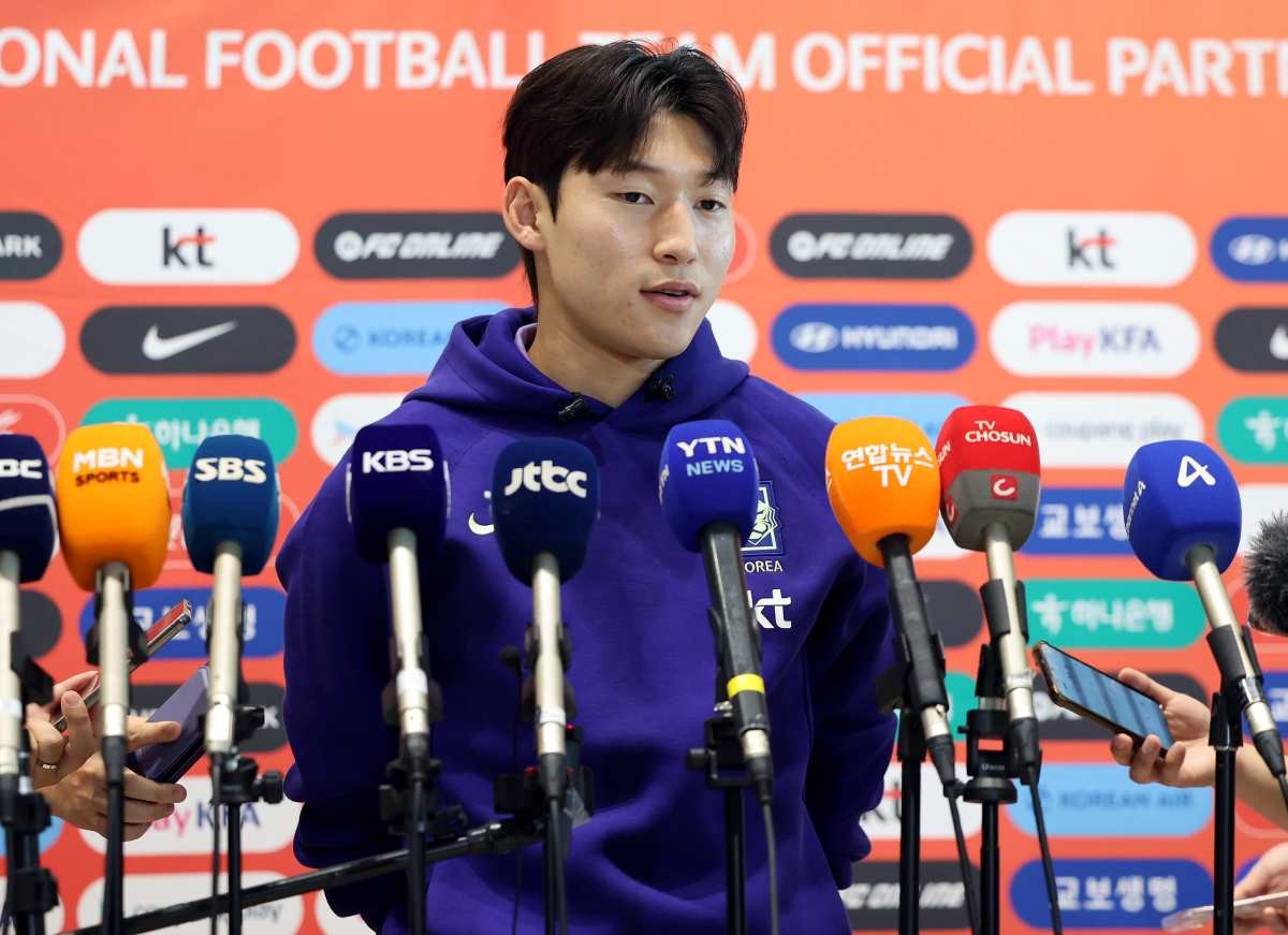 2026 FIFA 북중미 월드컵에 나서는 대한민국 축구 국가대표팀의 배준호가 지난달 인천국제공항 제2터미널에서 사전 캠프가 차려지는 미국 유타주 솔트레이크시티로 출국 전 취재진과 인터뷰를 하고 있다. / 뉴스1