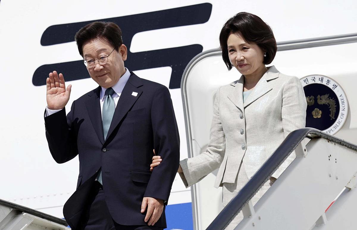 G7 정상회의 참석차 유럽 순방 일정에 나선 이재명 대통령과 김혜경 여사가 9일(현지시간) 벨기에 멜스브루크 군공항에 도착해 환영객들에게 인사하고 있다 / 뉴스1