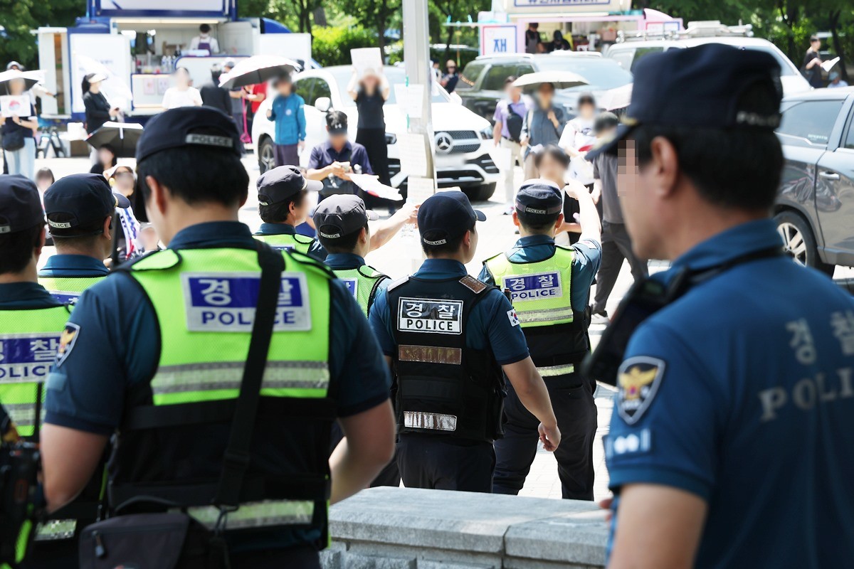 6.3 지방선거 투표용지 부족 사태를 규탄하며 재선거를 요구하는 '잠실 개표소 봉쇄 시위' 현장에 투입된 경찰관 모습. 기사 이해를 돕기 위한 자료 사진. 기사 내용과 직접적인 관련은 없음. / 연합뉴스