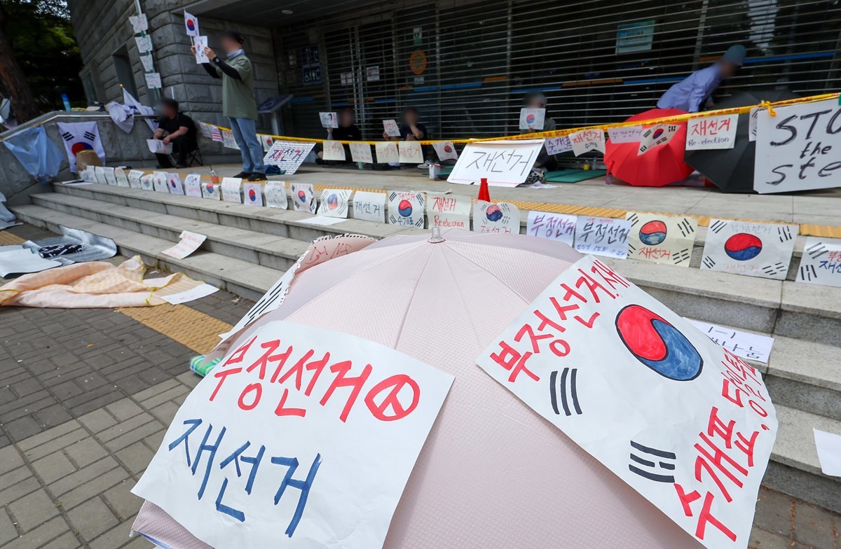 제9회 전국동시지방선거 투표용지 부족 사태에 반발한 시민들이 지난 9일 서울 송파구 올림픽공원 핸드볼경기장에 설치된 개표소 앞에서 재선거를 촉구하며 구호를 외치고 있다. 기사 이해를 돕기 위한 자료 사진 / 뉴스1
