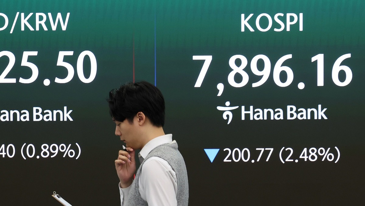 코스피가 장 초반 2%대 하락 출발한 10일 오전 서울 중구 하나은행 딜링룸 전광판에 코스피·환율 시황이 표시되고 있는 자료사진. 한국거래소는 이날 오후 1시 16분 25초를 기해 유가증권시장에 매도 사이드카가 발동됐다고 공시했다.     / 뉴스1