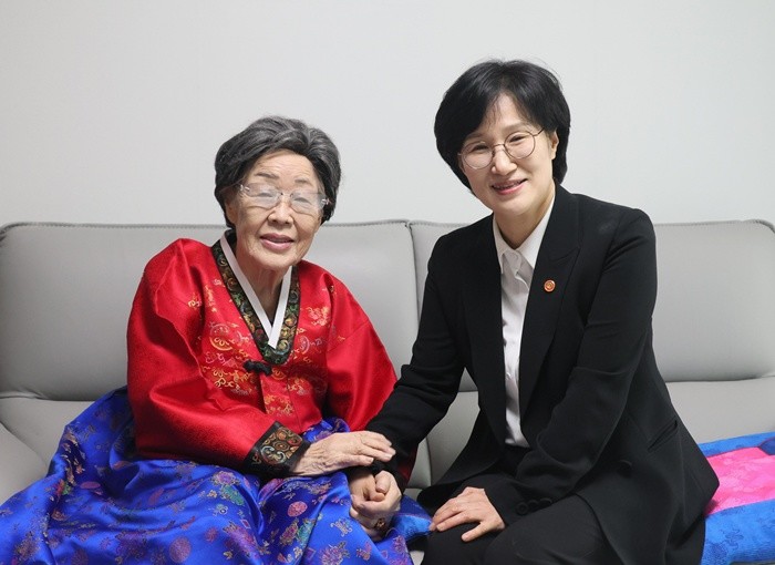 원민경 성평등가족부 장관이 25일 오전 대구광역시 소재 일본군 위안부 피해자 이용수 할머니를 예방 후 기념촬영을 하고 있다. (성평등가족부 제공. 재판매 및 DB 금지) 2026.3.25/뉴스1