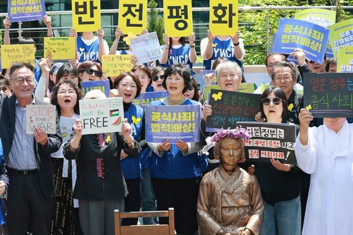 6일 서울 종로구 옛 주한 일본대사관 앞에서 열린 제1751차 일본군 성노예제 문제해결을 위한 정기 수요시위에서 참석자들이 6년 여 만에 바리케이드가 철거된 평화의 소녀상을 반기는 퍼포먼스를 펼치고 있다. 2026.5.6/뉴스1
