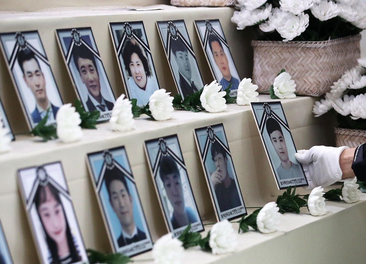 코로나19백신피해자가족협의회 관계자들이 서울 중구 청계광장에 마련된 '코로나19 백신 희생자 합동 분향소'를 자진 철거하며 고인의 영정을 정리하고 있는 모습 / 뉴스1