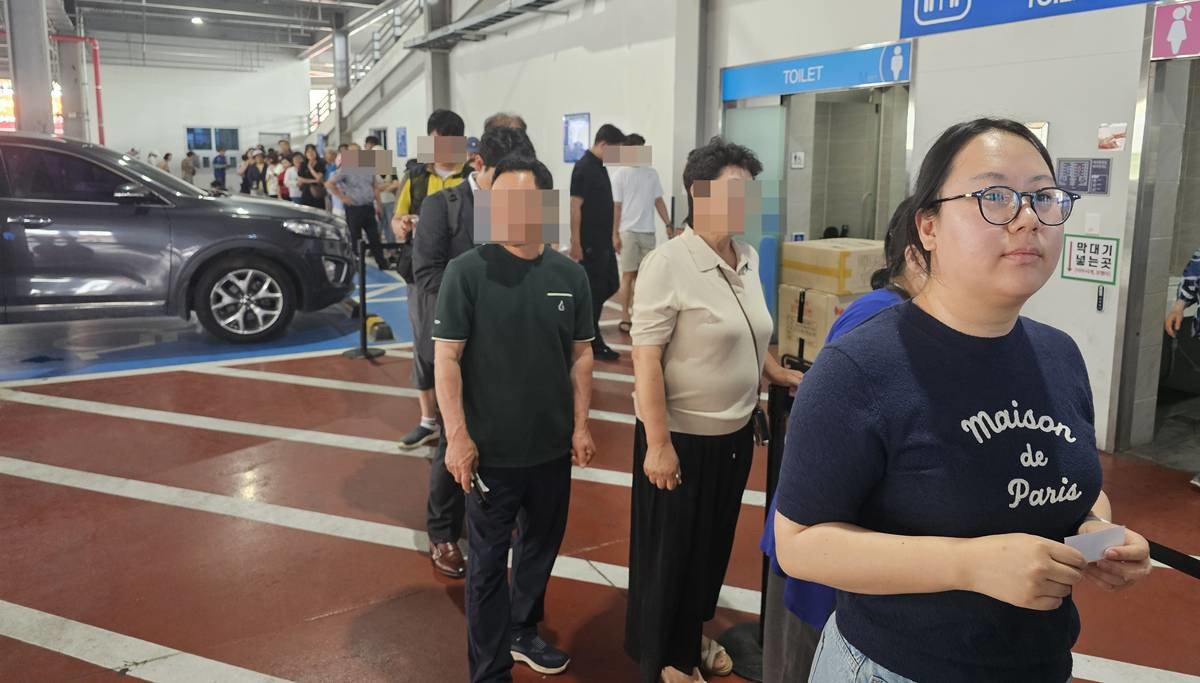 해양수산부와 (사)한국수산회가 6월 10일부터 14일까지 진행하는 '온누리상품권 환급행사'가 첫날부터 전산 서버 장애로 파행 운영됐다. 사진은 포항 죽도시장 환급처에서 이다영 포항시의원이 직접 줄서서 기다리는 모습/이하 이다영 시의원 제공