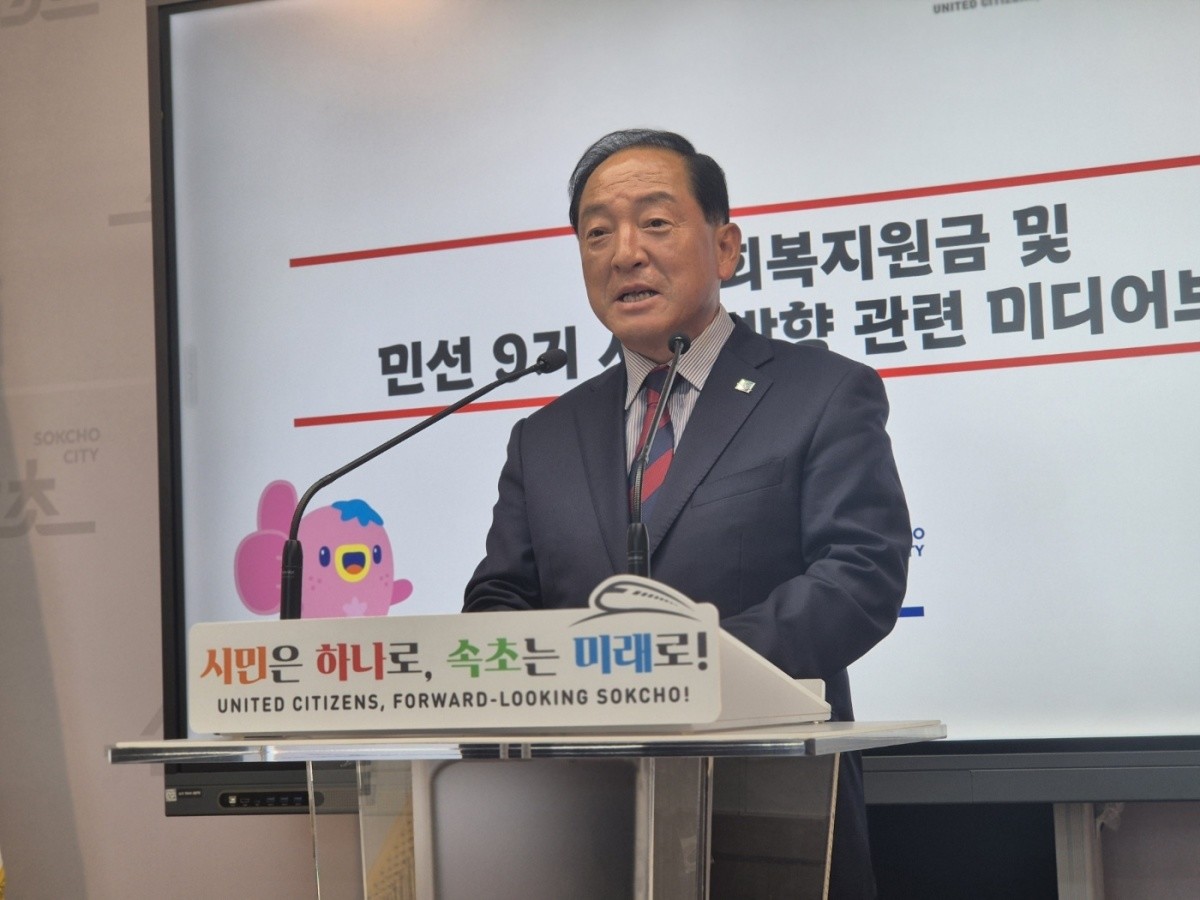 이병선 강원 속초시장이 10일 시청 브리핑룸에서 기자회견을 열고 민생회복지원금 추진 배경과 계획을 설명하고 있다. / 뉴스1