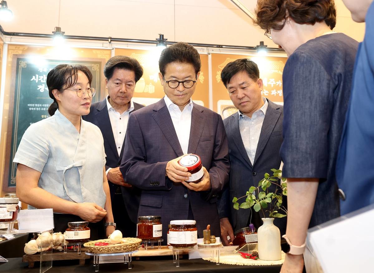 이철우 경북도지사가 경북의 전통장을 살펴보고 있다.