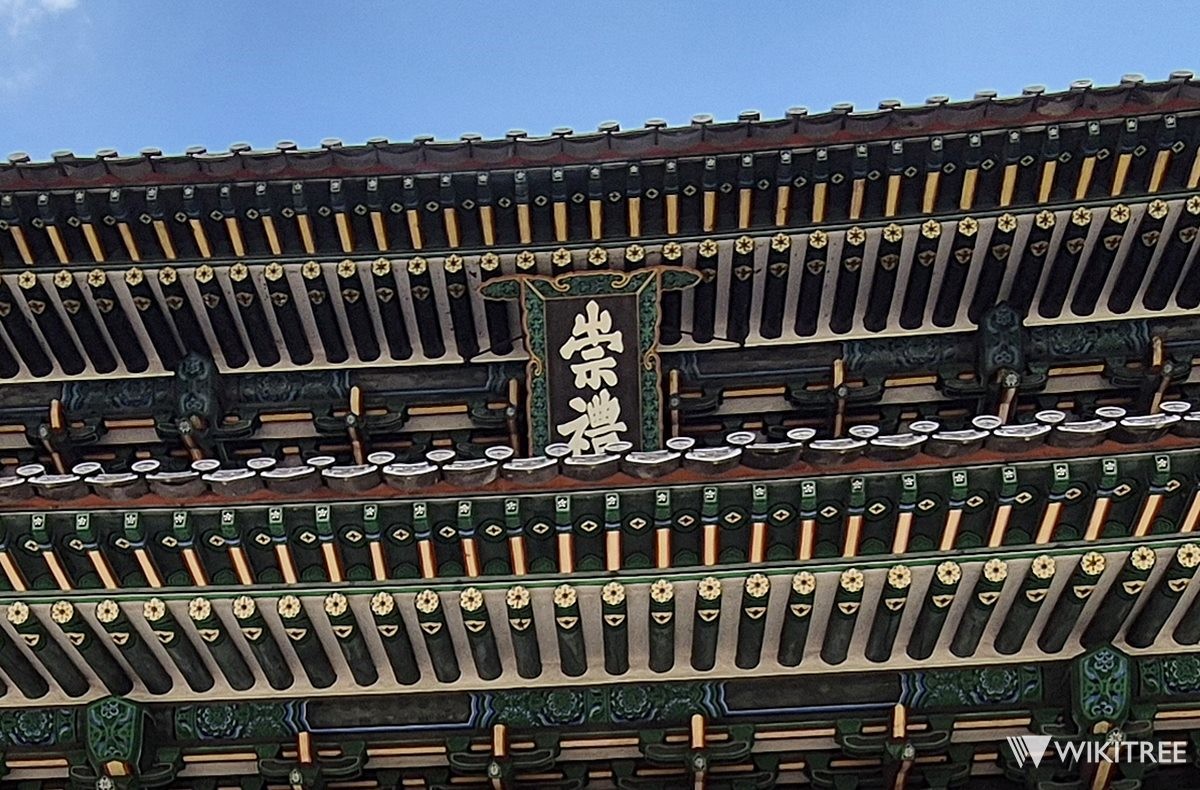 숭례문에 있는 현판은 세로 방향으로 걸려 있다. / 위키트리