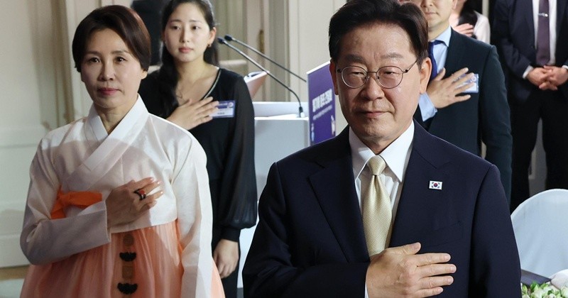 이재명 대통령과 김혜경 여사가 9일(현지시간) 벨기에 브뤼셀 한 호텔에서 열린 동포 만찬간담회에서 국민의례를 하고 있다. 2026.6.10/뉴스1