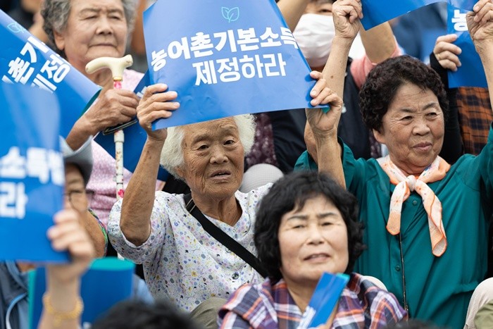 12일 서울 여의도 국회에서 열린 '농어촌기본소득 입법 촉구 500인 기자회견'에서 참가자들이 농어촌 기본소득법 제정을 촉구하고 있다. 농어촌기본소득 법안은 농어촌 읍·면 지역에 1년 이상 거주한 모든 주민에게 월 30만원(연 360만원) 수준의 기본소득을 단계적으로 확대 지급하는 것을 골자로 한다. 2025.9.12/뉴스1