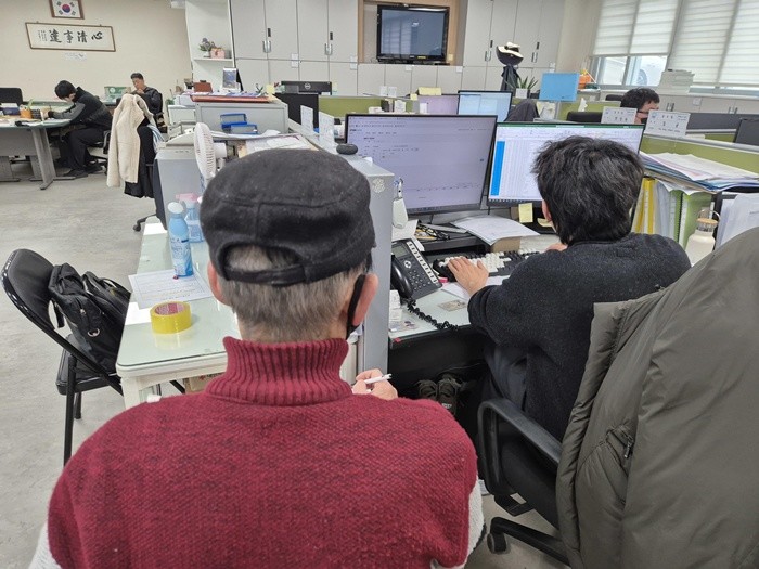27일 오전 충남 청양군 청양읍 행정복지센터에서 한 주민이 농어촌 기본소득 지급 신청을 하고 있다. 2026.2.27/뉴스1