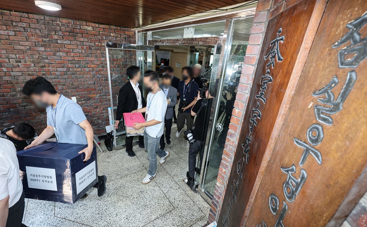 김지연 서울동부지방법원 민사51단독 부장판사를 비롯한 관계자들이 10일 서울 송파구 잠실7동 제2투표소였던 우성아파트 노인정에서 증거 보전을 마친 뒤 나서고 있다.     법원이 6·3 지방선거 투표용지 부족 사태가 벌어진 투표소를 10일 방문해 현장 검증에 나섰다. 하지만 투표용지 상자가 이미 사라져 증거 보전이 불발된 것으로 전해졌다. 중앙선거관리위원회도 이날 해당 투표용지 상자를 보관하고 있지 않다는 입장을 전했다.     / 뉴스1