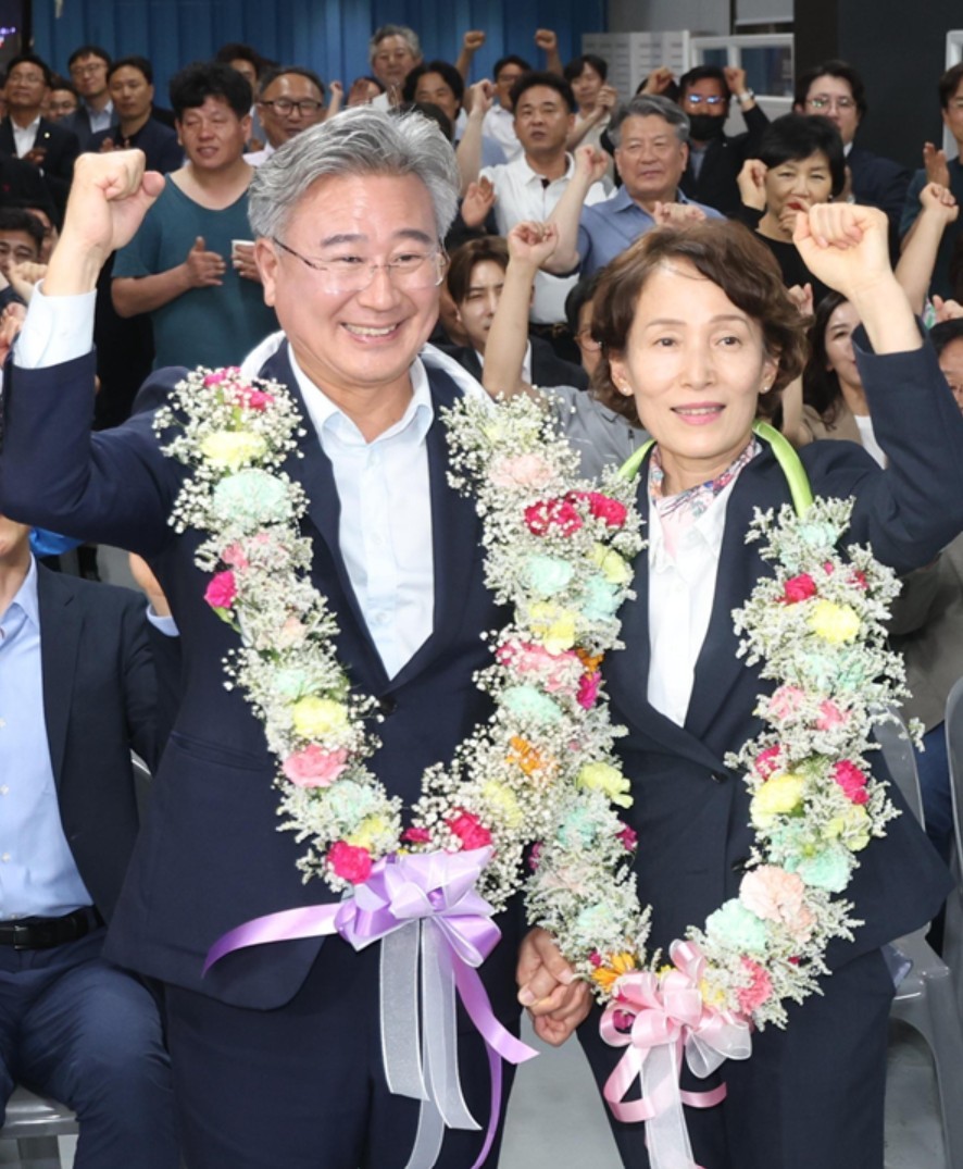 천호성 전북교육감 후보(왼쪽)과 배우자 박은미 씨가 4일 전북 전주시 선거사무실에서 당선이 확실시되자 꽃목걸이를 목에 걸고 환호하고 있다. 2026.6.4/뉴스1