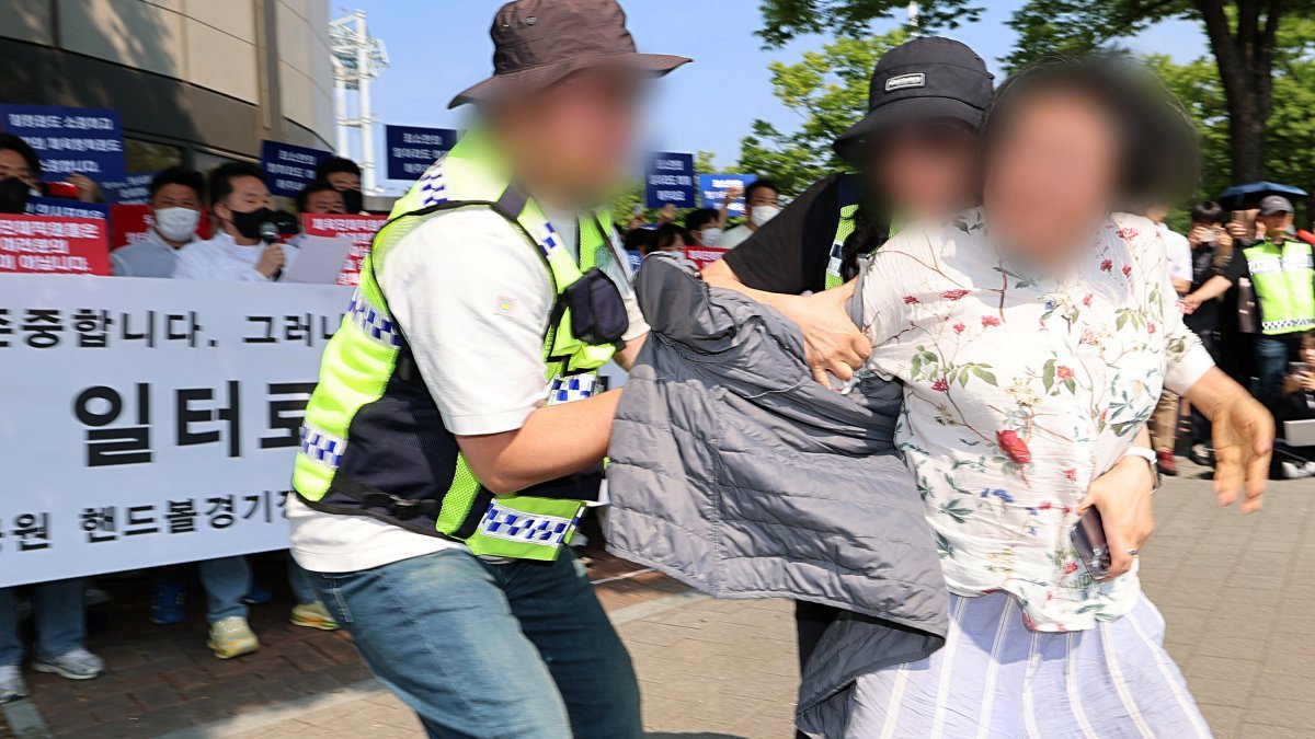 "왜 우리가 욕을…" 영문도 모른 채, 잠실 시위현장 7일째 떠도는 '사람들' 정체
