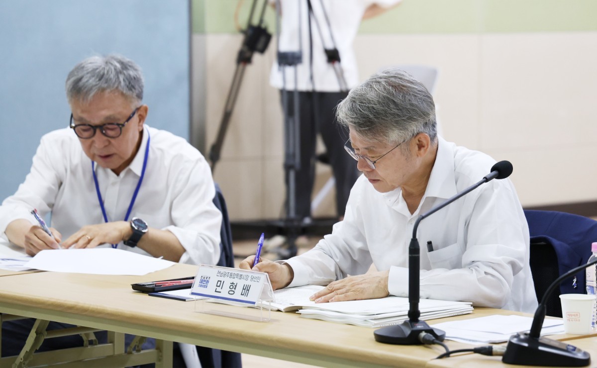 전남광주통합특별시장 당선인 민형배가 10일 전남광주대전환기획위원회를 통해 광주광역시와 전라남도의 주요 실·국으로부터 통합특별시 출범을 위한 첫 업무공유회를 주재했다. / 민형배 당선인 캠프