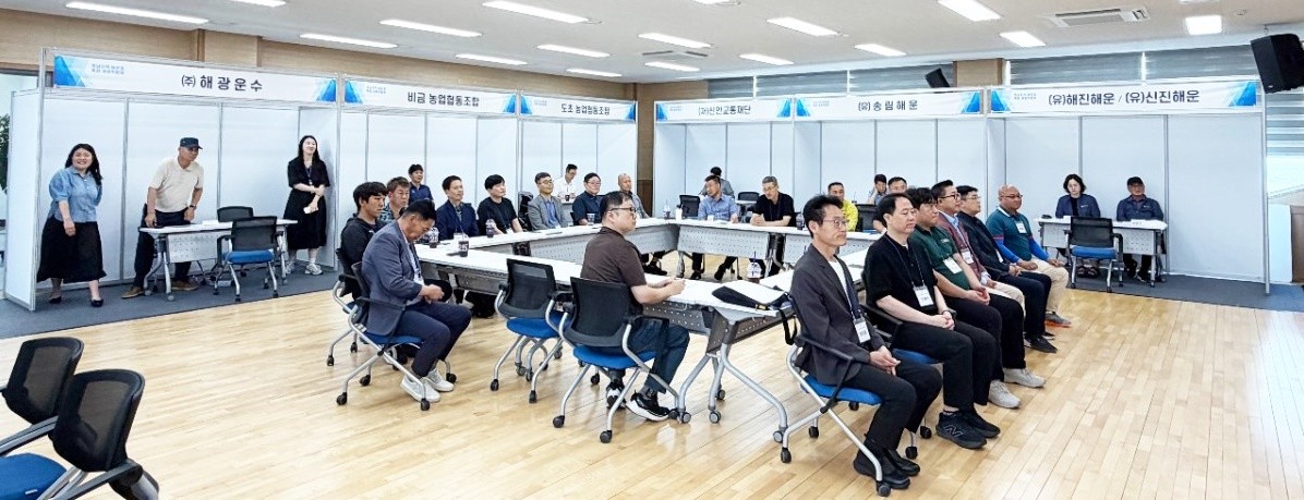 노사발전재단 광주중장년내일센터(센터장 김경진)는 9일 한국해운조합 서남권역본부, 한국선원고용복지센터와 공동으로 한국해양교통안전공단 목포지사 2층 강당에서 '2026년 호남지역 해운업 특화 채용박람회'를 개최했다./노사발전재단 광주중장년내일센터