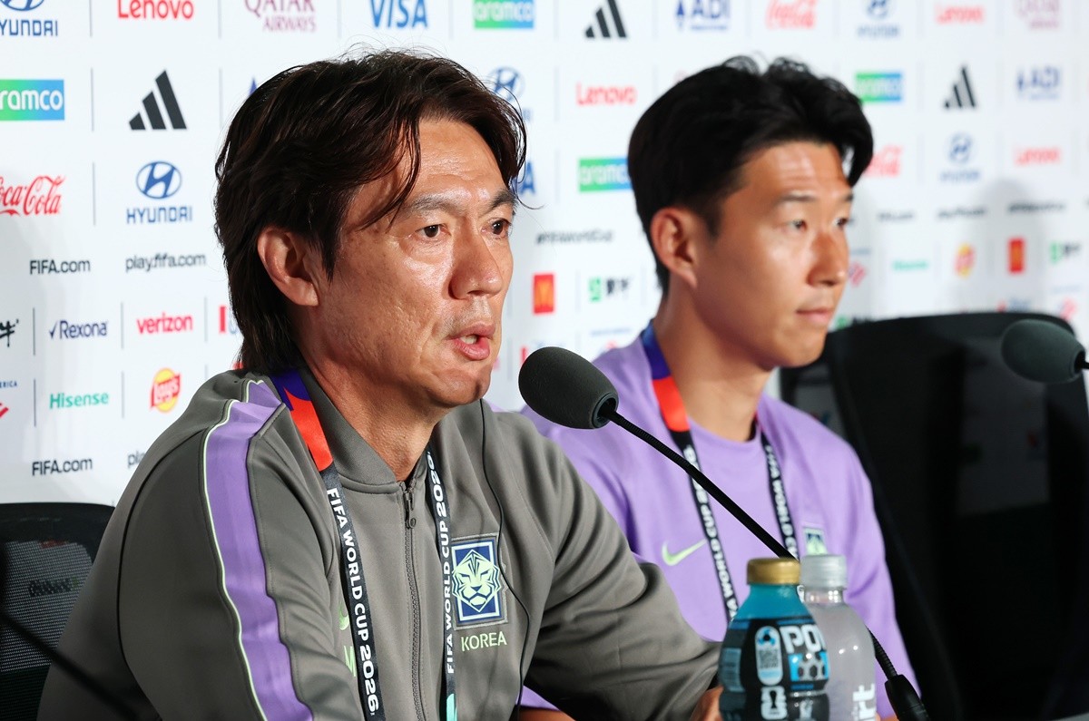홍명보 대한민국 축구 국가대표팀 감독이 10일(현지 시각) 멕시코 할리스코주 사포판 과달라하라 스타디움에서 2026 북중미 월드컵 A조 조별리그 1차전 대한민국과 체코의 경기를 하루 앞두고 열린 공식 기자회견에서 발언하고 있다. 오른쪽은 손흥민이다. 홍명보 감독은 이 자리에서 '대회를 준비하면서 저희 팀은 소홀함이 없었던 것 같다. 특히 선수들이 보여준 헌신적인 모습, 노력하는 모습, 그간 함께 싸운 시련들이 내일 경기에서 나올 수 있도록 하고 좋은 결과를 얻을 수 있다면 좋겠다'라고 말했다. 홍 감독은 축구대표팀 사령탑으로 두 번째 월드컵에 도전하는 소감을 묻는 말에 '아주 영광스럽다'라고 답했다. / 뉴스1