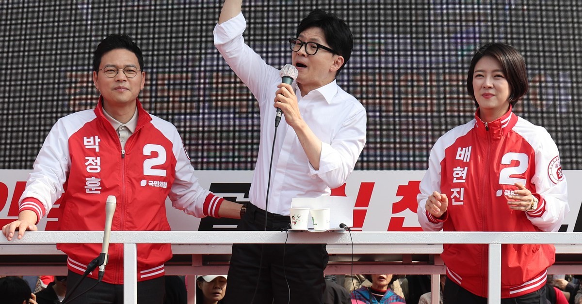 2024년 4·10 총선을 며칠 앞둔 4일 한동훈 국민의힘 총괄선대위원장이 서울 송파구 송파여성문화회관 인근에서 박정훈 송파구갑, 배현진 송파구을 후보 지지 유세를 하고 있다. / 뉴스1