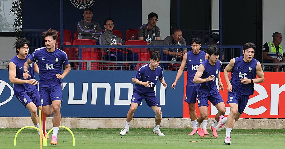 대한민국 축구대표팀 옌스 카스트로프, 이강인, 김태현, 오현규가 지난 6일(현지시간) 멕시코 할리스코 과달라하라에 위치한 '치바스 베르데 바예' 훈련장에서 열린 2026 국제축구연맹(FIFA) 북중미월드컵 피파 커뮤니티 트레이닝(오픈 트레이닝)에서 훈련을 하고 있다 / 뉴스1