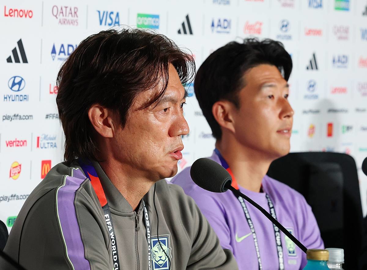 홍명보 대한민국 축구국가대표팀 감독이 10일(현지시간) 멕시코 할리스코주 사포판 과달라하라 스타디움에서 2026 북중미 월드컵 A조 조별리그 1차전 대한민국과 체코의 경기를 하루 앞두고 열린 공식 기자회견에서 발언을 하고 있다. 오른쪽은 손흥민 / 뉴스1