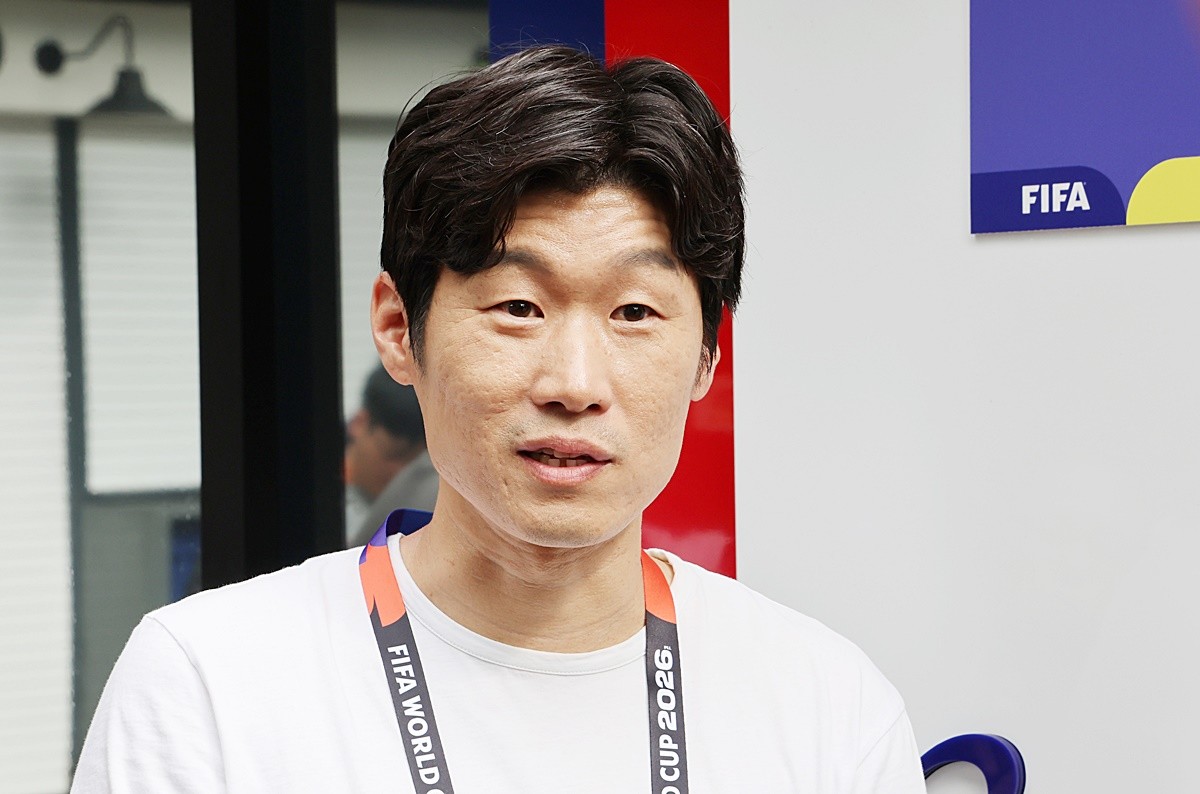 박지성이 10일(현지 시각) 멕시코 과달라하라 인근 사포판에 위치한 2026 북중미 월드컵 대한민국 축구 국가대표팀 훈련장인 '치바스 바예 베르데'에서 취재진 질문에 답하고 있다.     박지성은 '월드컵이라는 무대 자체가 한국 축구에 상당한 영향을 줄 수 있는 무대'라며 '많은 사람이 좋은 멤버를 가지고 있다고 평가하는 만큼, 다치지 말고 첫 경기 잘 준비해서 치른다면 충분히 우리가 원하는 결과도 끌어낼 수 있다고 본다'라고 말했다.    / 뉴스1