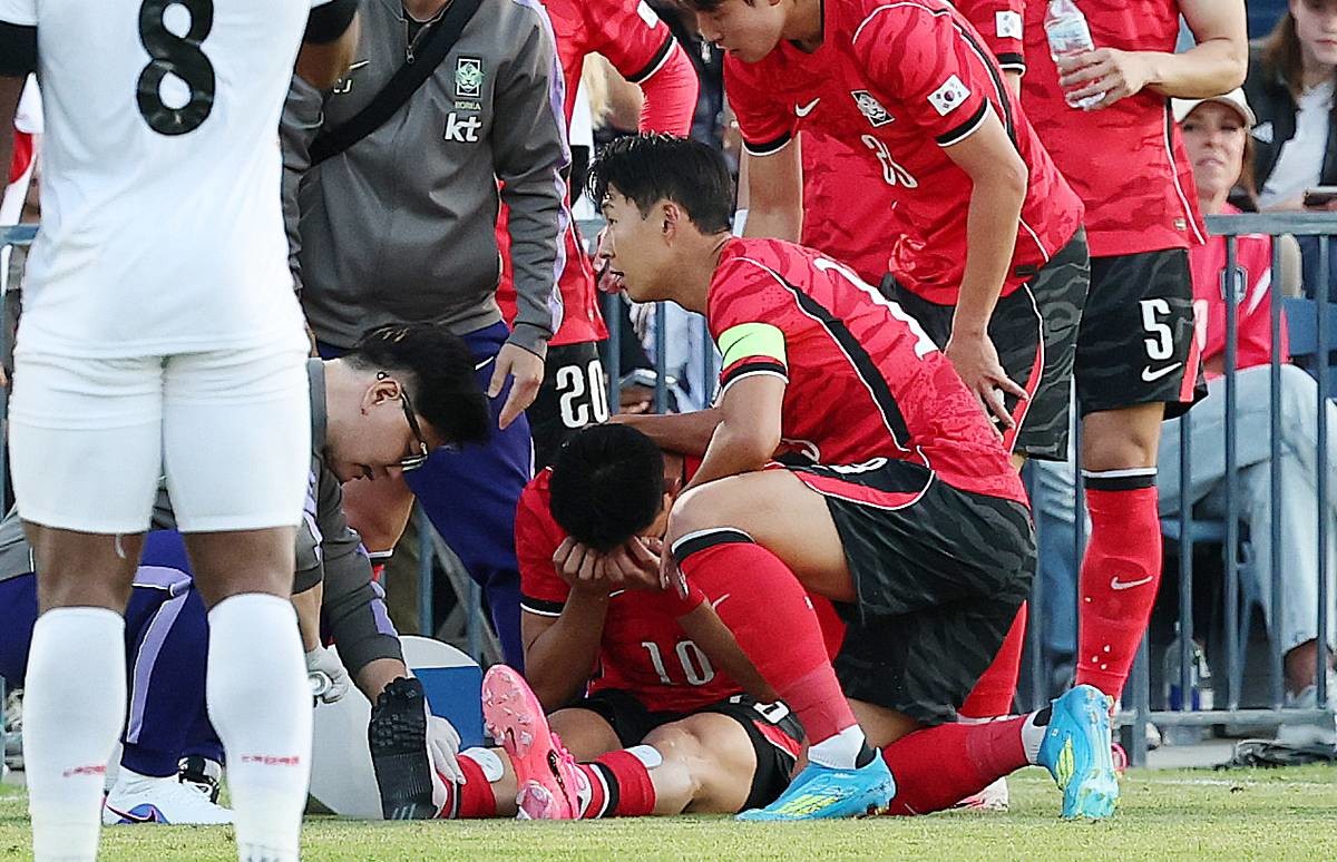 대한민국 축구대표팀 손흥민이 지난달 30일(현지시간) 미국 유타주 솔트레이크시티 브리검 영 대학교 BYU 사우스필드 경기장에서 2026 국제축구연맹(FIFA) 북중미 월드컵 앞두고 열린 대한민국과 트리니다드 토바고의 평가전에서 부상으로 쓰러진 조유민을 위로하고 있다 / 뉴스1