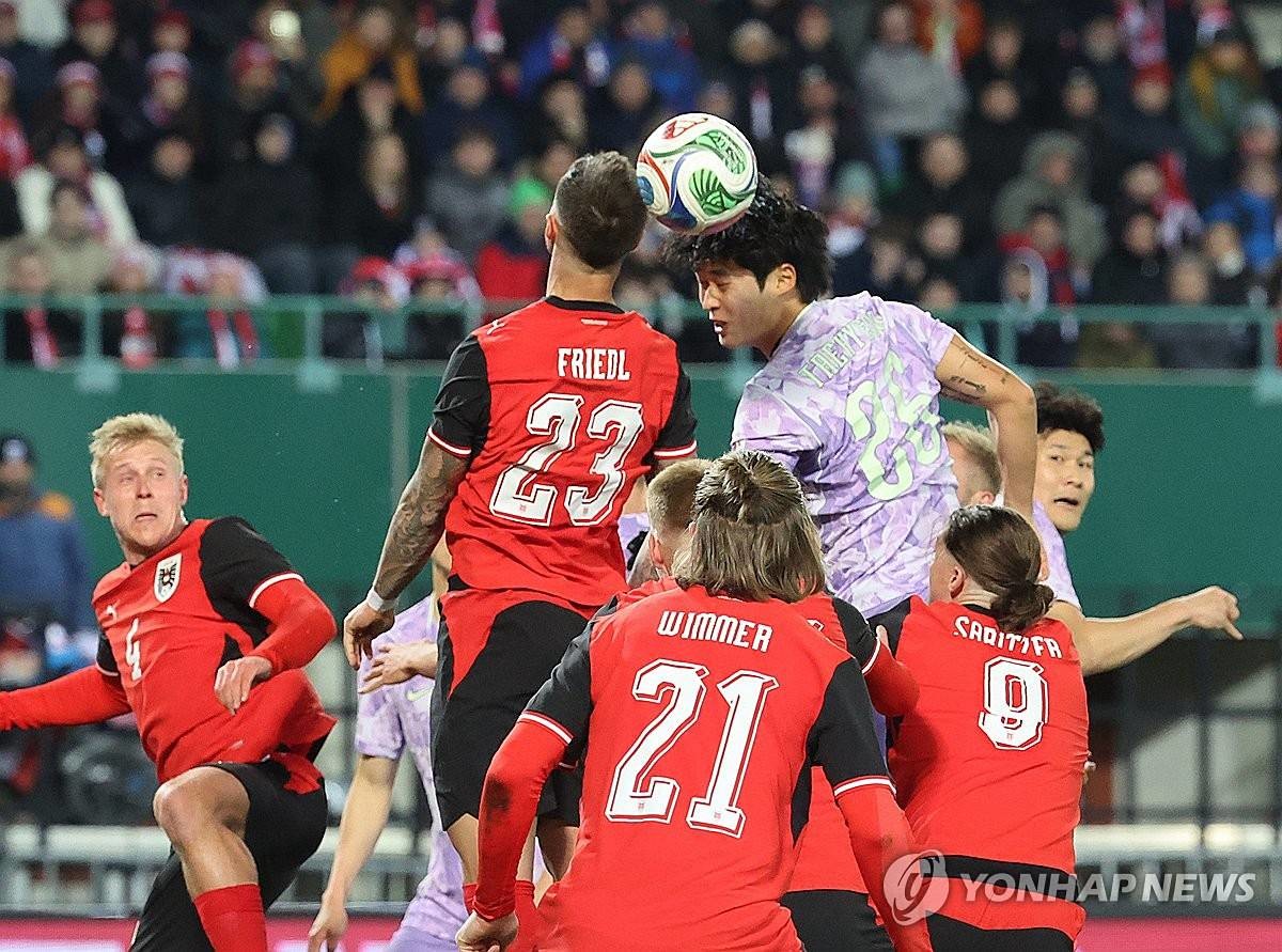 지난 3월 31일(현지시간) 오스트리아 빈 에른스트 하펠 스타디움에서 열린 한국 축구 국가대표팀과 오스트리아의 평가전에서 김태현이 헤딩슛을 시도하고 있다 / 연합뉴스
