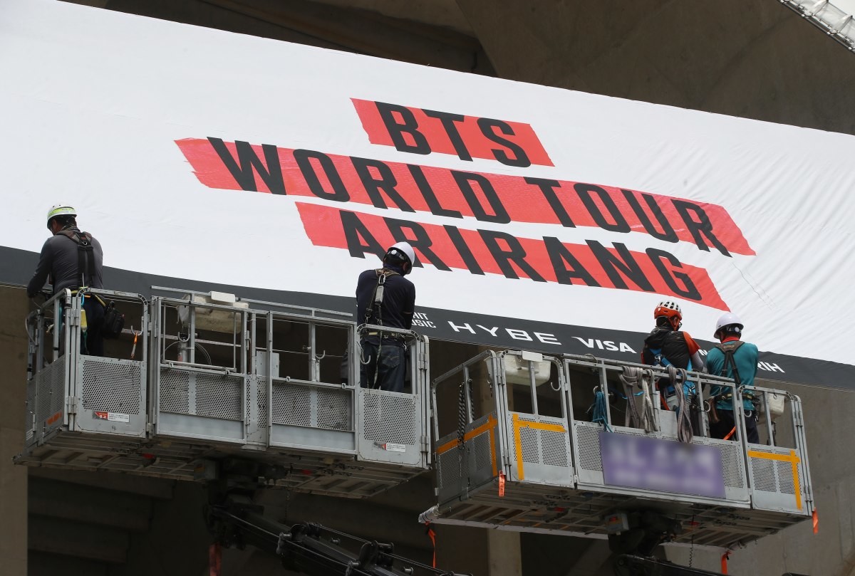 'BTS 월드투어 아리랑 IN 부산' 콘서트를 이틀 앞둔 10일 공연이 열리는 부산 아시아드주경기장에서 관계자들이 현수막을 설치하고 있는 모습 / 뉴스1