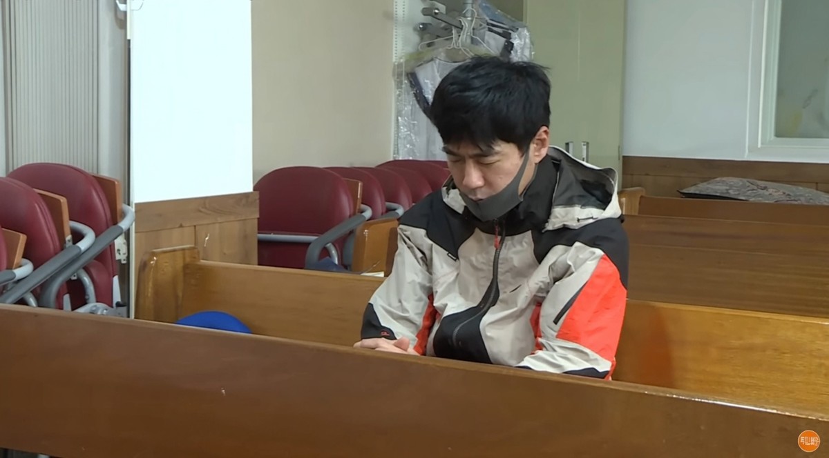 예배당에서 기도하는 최철호. / MBN
