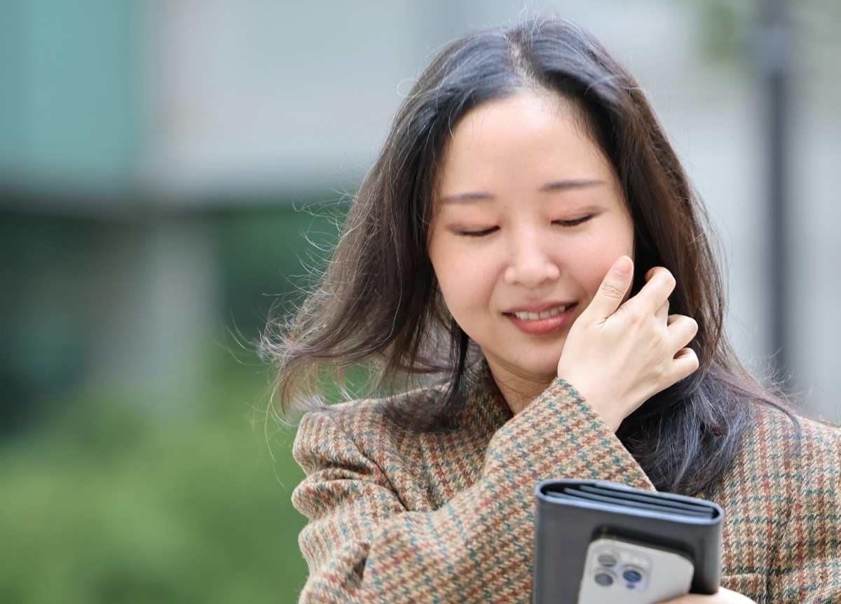 민희진 전 어도어 대표가 지난해 서울 서초구 서울중앙지방법원에서 열린 하이브와의 풋옵션 행사 관련 주식매매대금 청구 소송 2차 변론기일에 출석하고 있다. / 뉴스1