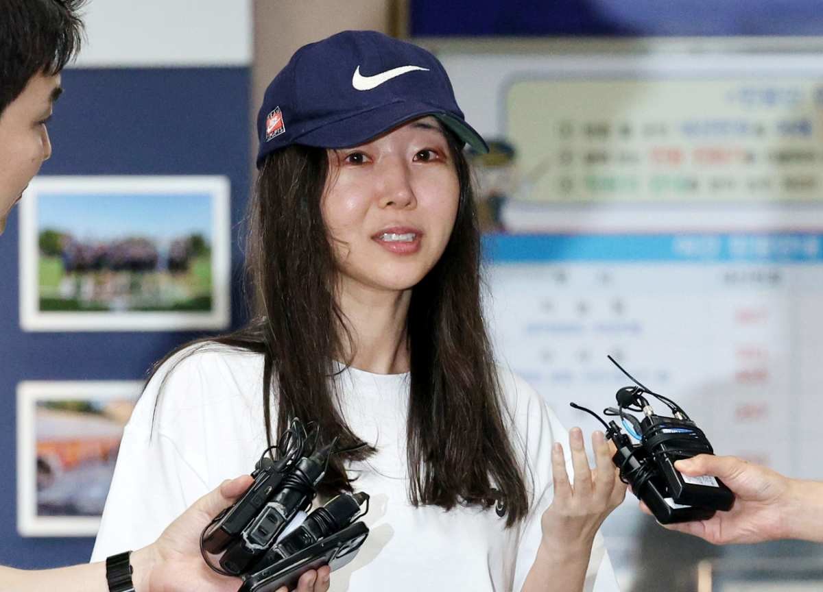 배임 혐의로 경찰조사를 마친 민희진 어도어 대표가 2024년 서울 용산경찰서에서 취재진의 질문에 답변하고 있다. / 뉴스1