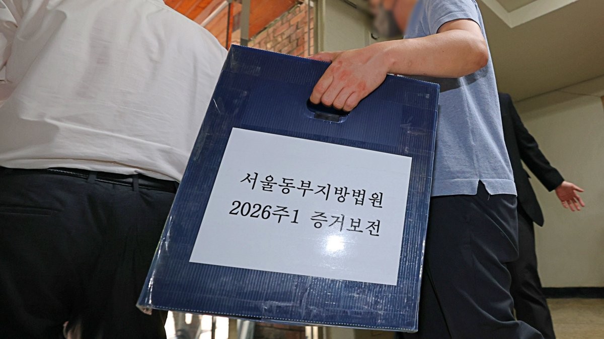 김지연 서울동부지방법원 부장판사와 관계자들이 지난 10일 오후 6·3 지방선거 투표용지 부족 사태가 발생한 잠실7동 제2투표소였던 서울 송파구 우성아파트 노인정의 현장 검증을 마친 뒤 증거물을 들고 이동하고 있다. / 공동취재-뉴스1