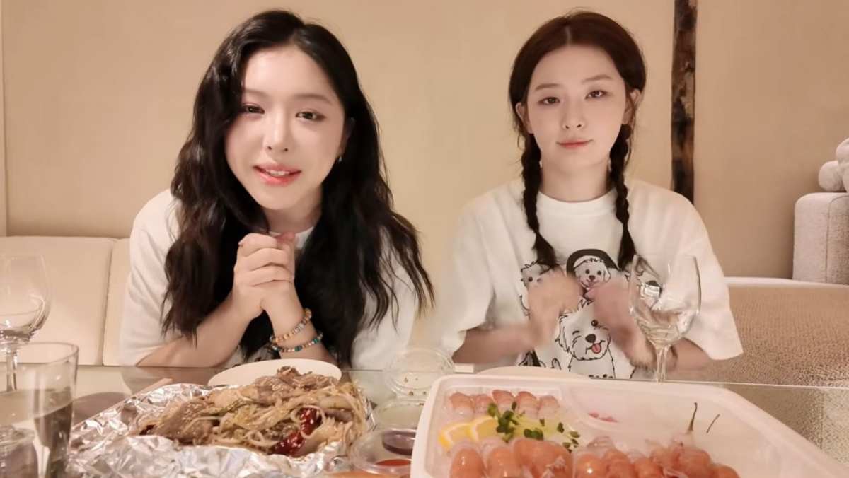 고 수키진(왼쪽)과 레드벨벳 슬기가 함께 유튜브 영상을 촬영하고 있는 모습  / '수키진sukyzin' 유튜브