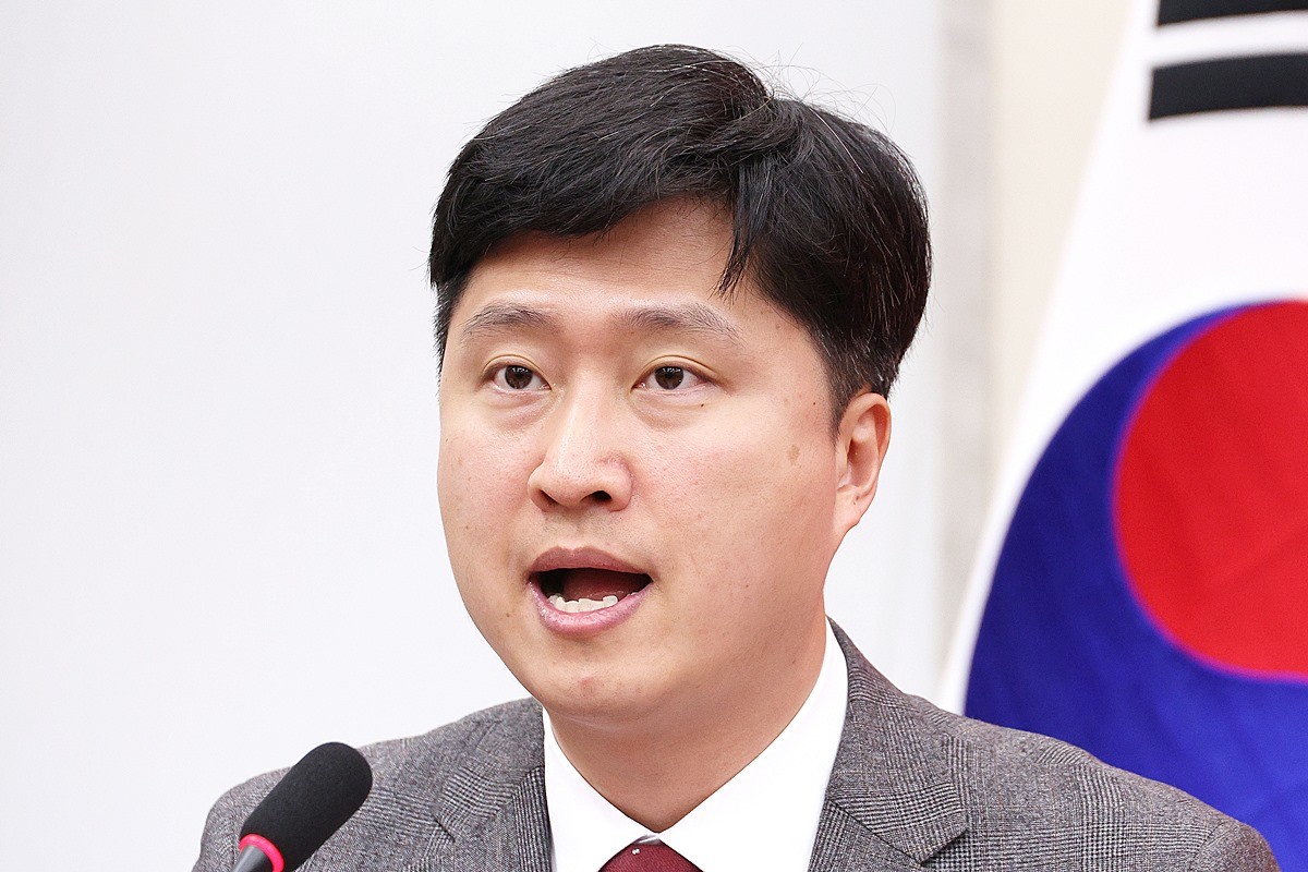 우재준 국민의힘 청년최고위원 자료 사진. 우재준 최고위원은 11일 오전 서울 여의도 국회에서 열린 최고위원회의에서 '우리 지도부는 지금 선거 결과에 대한 평가와 책임을 회피하지 말아야 한다'라고 말했다. 우 최고위원은 '민주당이 오랫동안 너무나도 오랫동안 과반 의석을 차지하면서 자행한 수많은 악법을 되돌리려면 다음 총선에서 우리는 반드시 승리해야 한다'라며 '그러려면 다음 지도부가 잘 들어와 다음 총선을 준비할 수 있게 우리 지도부는 미래를 열어줘야 한다'라고 강조했다. 우 최고위원은 '그렇기 때문에 우리 지도부에 정식으로 제안한다. 우리 모두 사퇴했으면 좋겠다'라고 요구했다. / 뉴스1