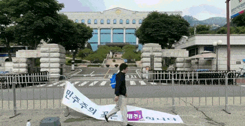 민주주의 꽃은 매진입니다' 현수막 거는 이제석 대표 / 이제석 광고연구소 제공, 연합뉴스