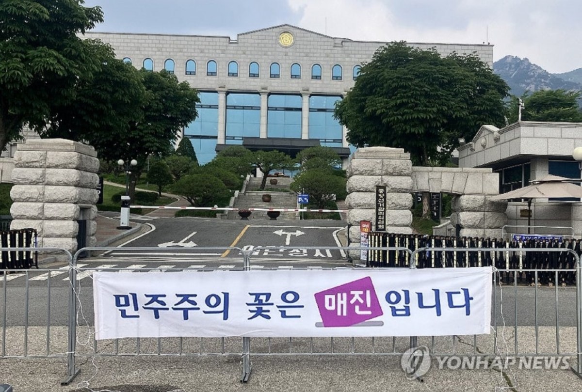 이제석 씨가 선관위 앞에 내건 '민주주의 꽃은 매진입니다' 현수막. / 이제석 광고연구소 제공, 연합뉴스