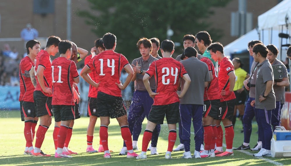 홍명보 대한민국 축구대표팀 감독이 6월 3일(현지시간) 미국 유타주 솔트레이크시티 브리검 영 대학교 BYU 사우스필드 경기장에서 2026 국제축구연맹(FIFA) 북중미 월드컵을 앞두고 열린 대한민국과 엘살바도르의 평가전 전반 하이드레이션 브레이크 때 작전을 지시하고 있다. / 뉴스1