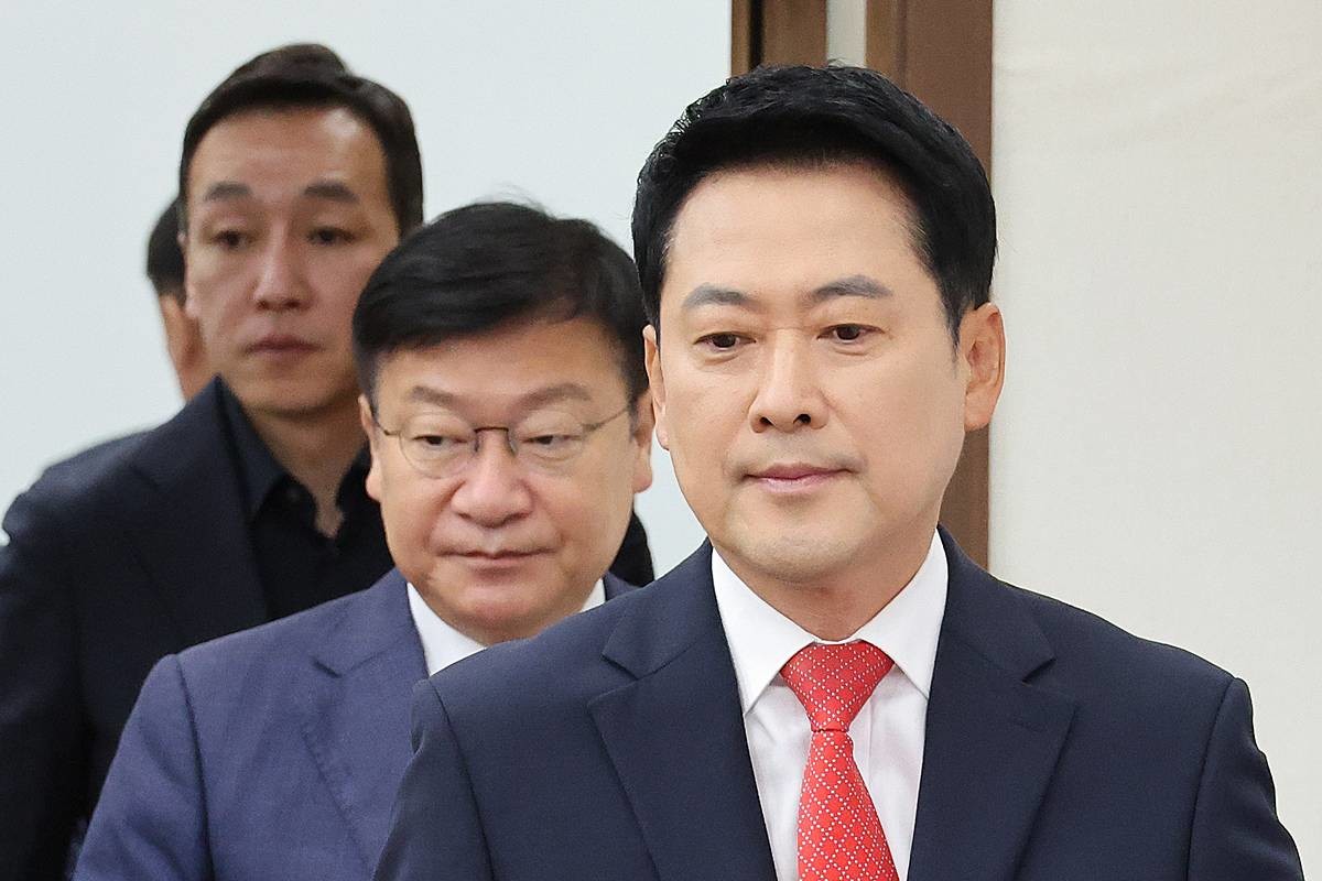 장동혁 국민의힘 대표와 정점식 원내대표가 11일 서울 여의도 국회에서 열린 최고위원회의에 참석하고 있다 / 뉴스1