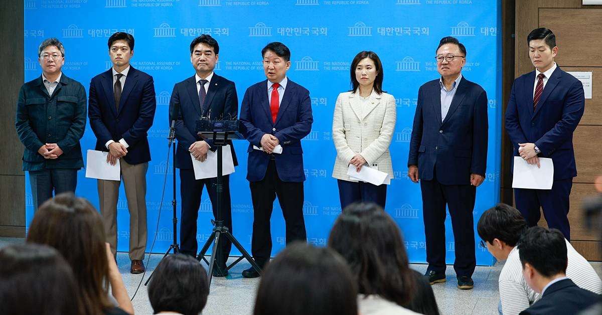 국민의힘 당내 개혁·소장파 모임인 '대안과미래’ 소속 의원들이 11일 서울 여의도 국회 소통관에서 6·3 지방선거 참패 관련 장동혁 대표 사퇴를 요구하고 있다. 왼쪽부터 박정하, 김용태, 이성권, 권영진, 김소희, 고동진, 김재섭 의원 / 뉴스1